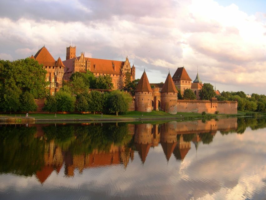 Malbork Castle Tour: 6-Hour Private Tour - Leaving Gdansk for the brick fortress