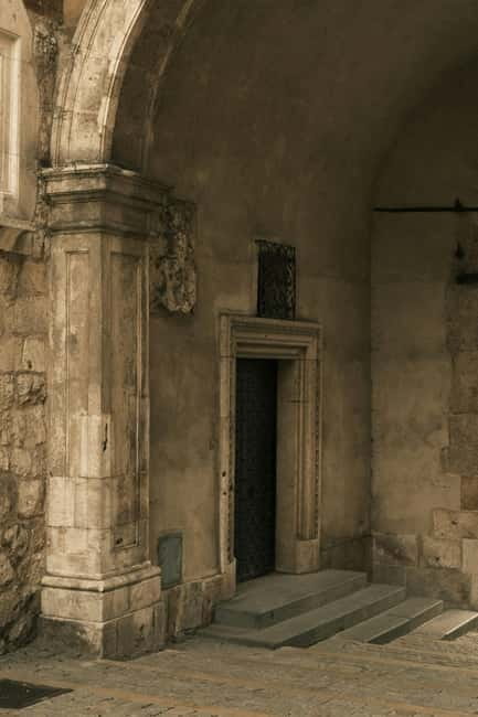 Mysterious Wawel Cathedral and Wawel Courtyard Guided Tour - Who should book this Wawel tour?