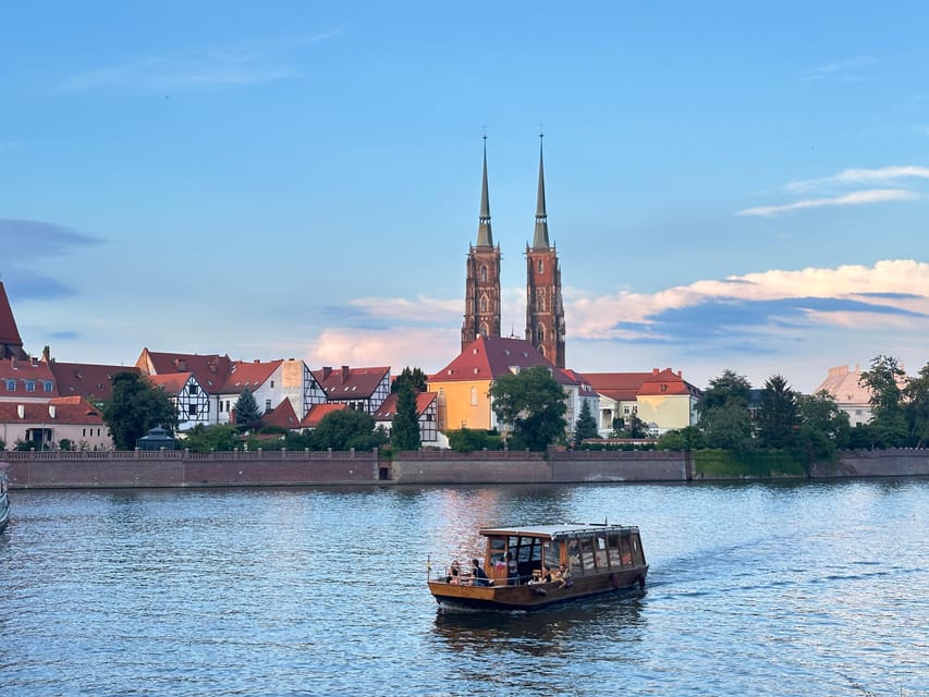 Night tour through Wroclaw - The University of Wroclaw and the Fencer Fountain