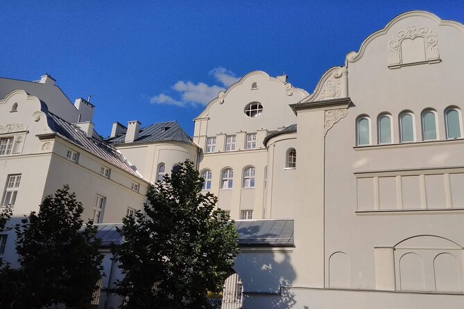 Offbeat Warsaw: Explore the Edgy & Artsy Praga District - Jewish history in a neighborhood of fragments