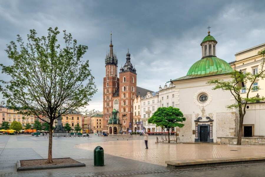 Old Town short guided walk with entry to St. Mary's Basilica - Why this 90-minute walk works for a first look at Kraków
