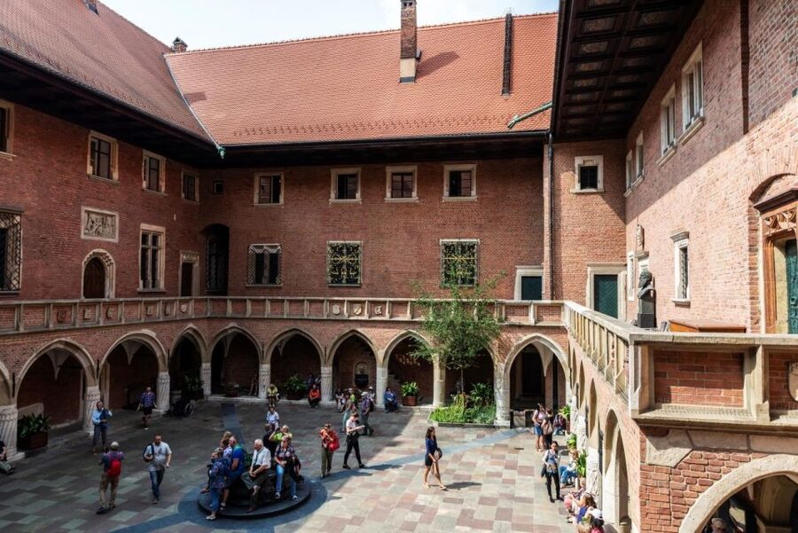 Old Town, St. Mary's Basilica and Rynek Underground Tour - Going below the square at Rynek Underground