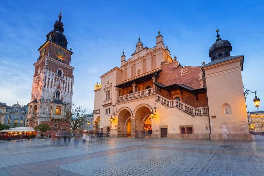 Old Town, St. Mary's Basilica and Rynek Underground Tour - How the three-hour format works for a first visit