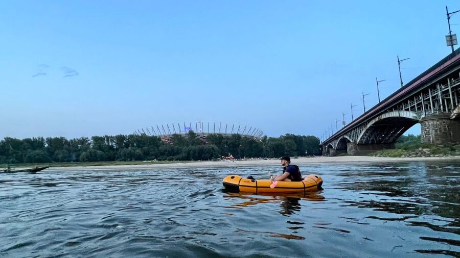 Packrafting kayaking guided tour Vistula river Warsaw Poland - Getting back after the one-way finish