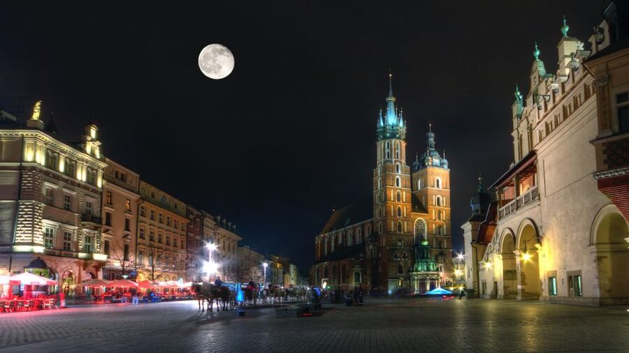 Private Krakow Tour: St. Mary’s, Cloth Hall & More - Key points at a glance
