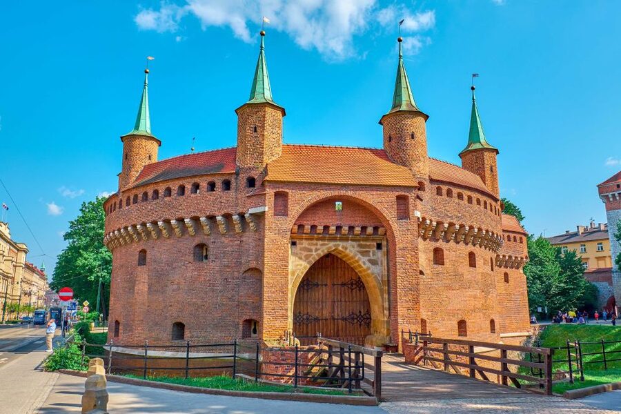 Private Krakow Tour: St. Mary’s, Cloth Hall & More - Inside St. Mary’s Basilica for the Veit Stoss altar