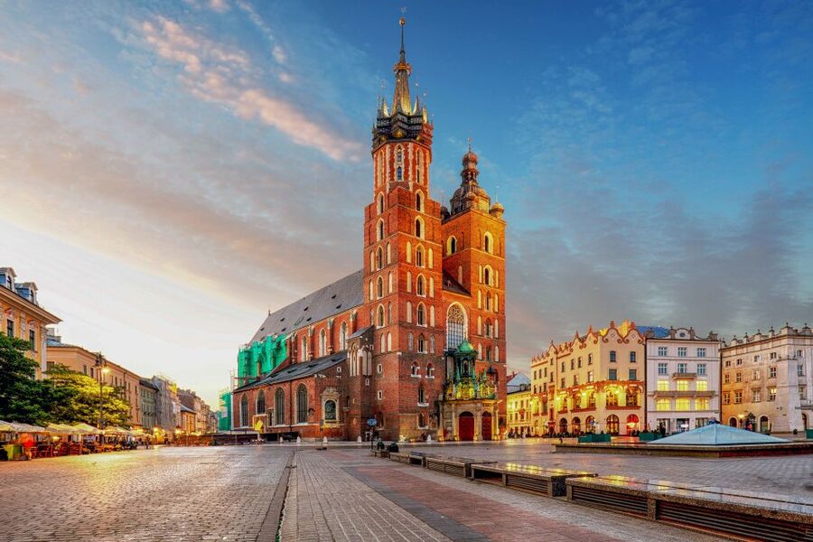 Private Krakow Tour: St. Mary’s, Cloth Hall & More - The Hejnał and the end in the square