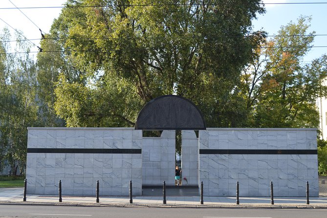 Private tour: Jewish heritage in Warsaw - Why Muranów is the right place to begin