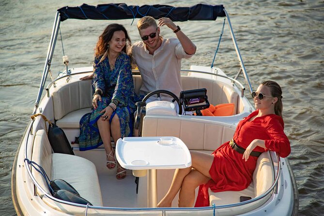 Rental of Motorboat for 5 on Vistula in Warsaw no Licenses Needed - Weather, cancellations, and timing