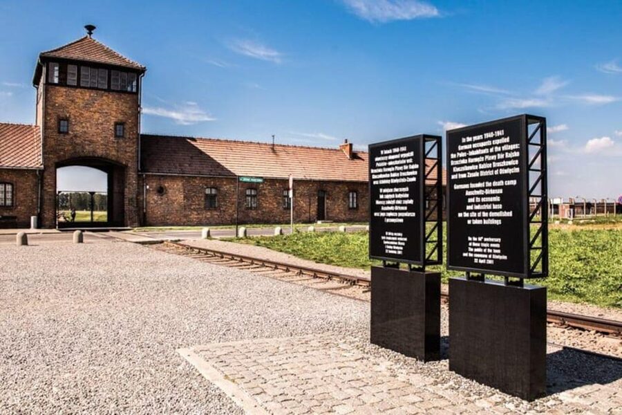 RoundTrip from Krakow to Auschwitz + Entrance Tickets - Auschwitz I, the first 105 minutes