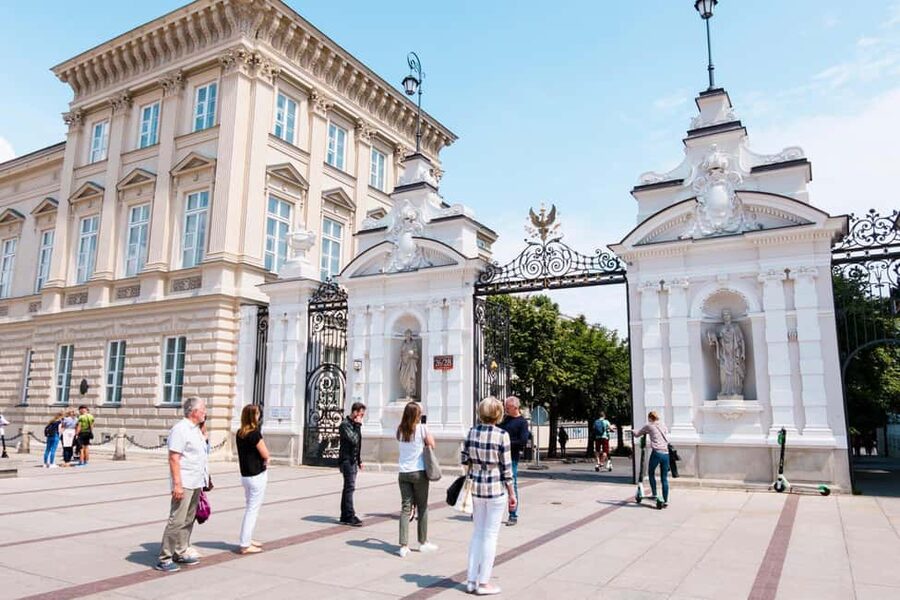 ROYAL & COMMUNIST WARSAW walking tour in English - Holy Cross Church and the Chopin connection
