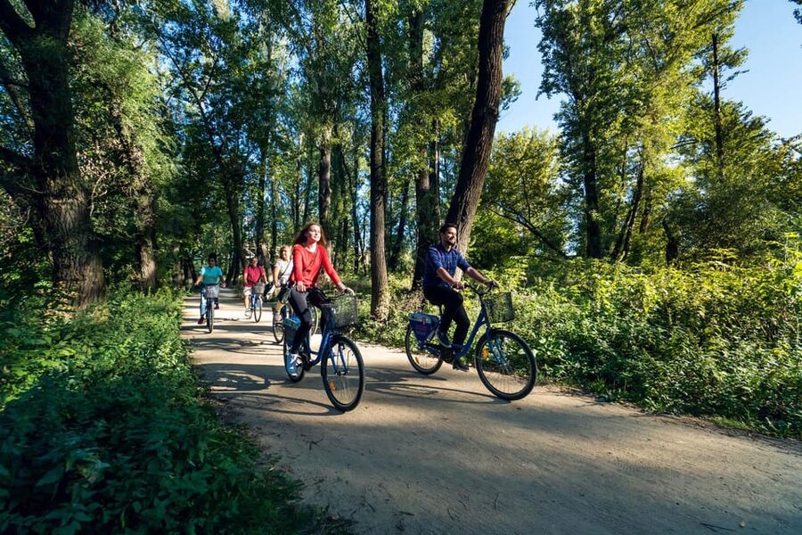Secrets of Warsaw 4-hour Bike Tour - Skaryszewski Park and the Wedel pause