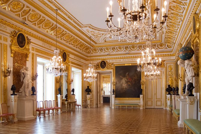 Skip-the-Line Warsaw Royal Castle Private Guided Tour - Old Town lanes and the market square