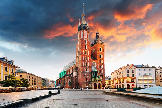 Small-group Rynek Underground Museum Guided Tour in Krakow - Following the medieval market route