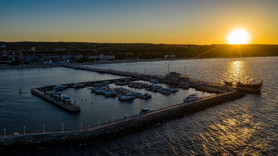 Sopot: Sunset Yacht Cruise with Welcome Drink - The Gdańsk direction and Olivia Centre