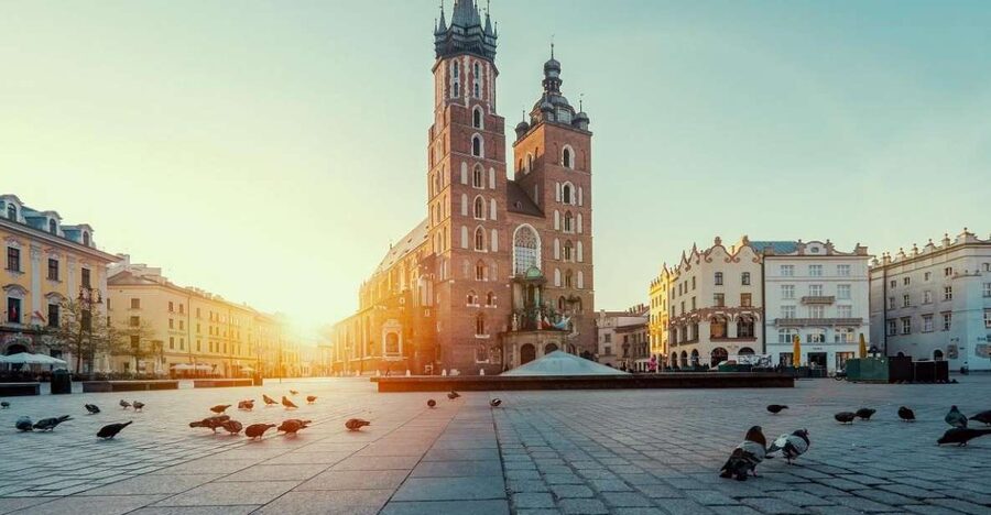St. Mary's Basilica and more - a short walk with a guide - Reading Krakow through the Main Square