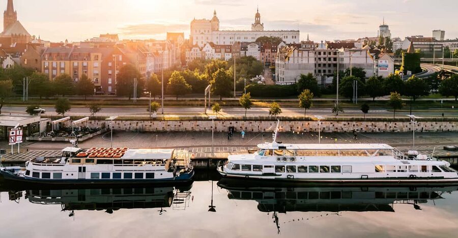 Szczecin: Cruise to the Dąbie Lake - Leaving Szczecin by boat
