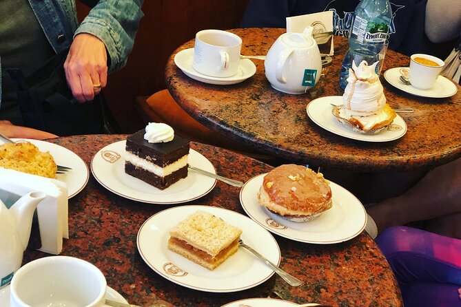 Taste of Poland, Old Town food tour and guided walk - 12 tastings - Castle Square and the royal court