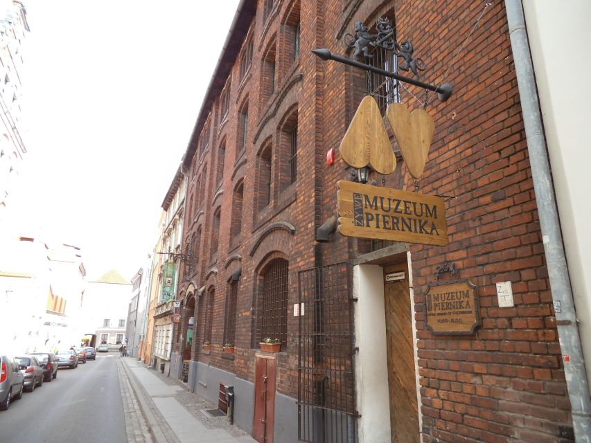 Torun Living Museum of Gingerbread and Old Town Private Walk - Meeting at the Copernicus Monument in Old Market Square