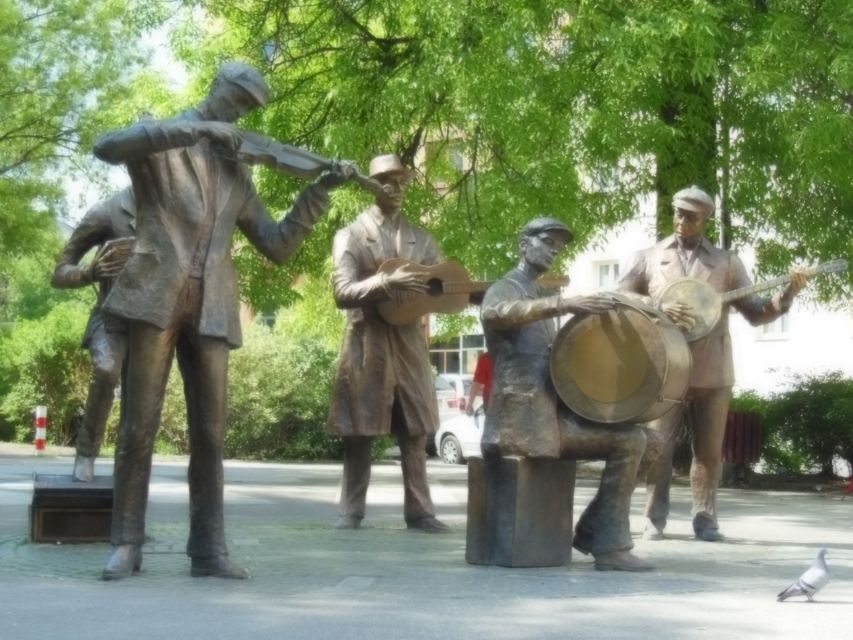 Warsaw: 2-Hour Praga Walking Tour - Różycki Bazaar and the sound of street life