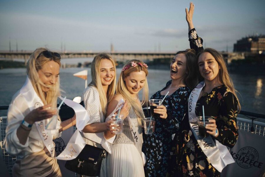 Warsaw: Boat Party with Unlimited Drinks &VIP Club Entrance - Two hours on the Vistula