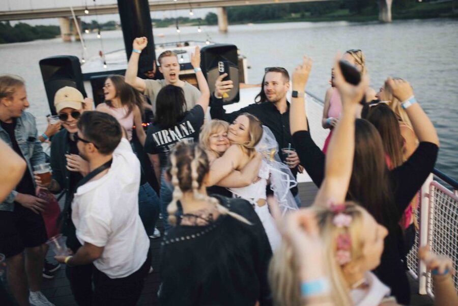 Warsaw: Boat Party with Unlimited Drinks &VIP Club Entrance - The two-hour open bar