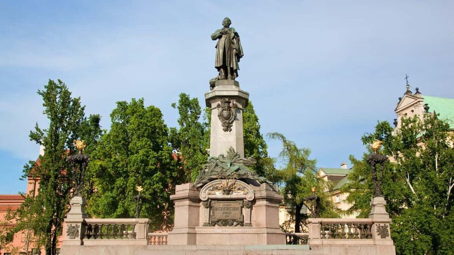 Warsaw City Game: Discovering Famous Polish Heroes - How the Clues and Challenges Shape the Tour
