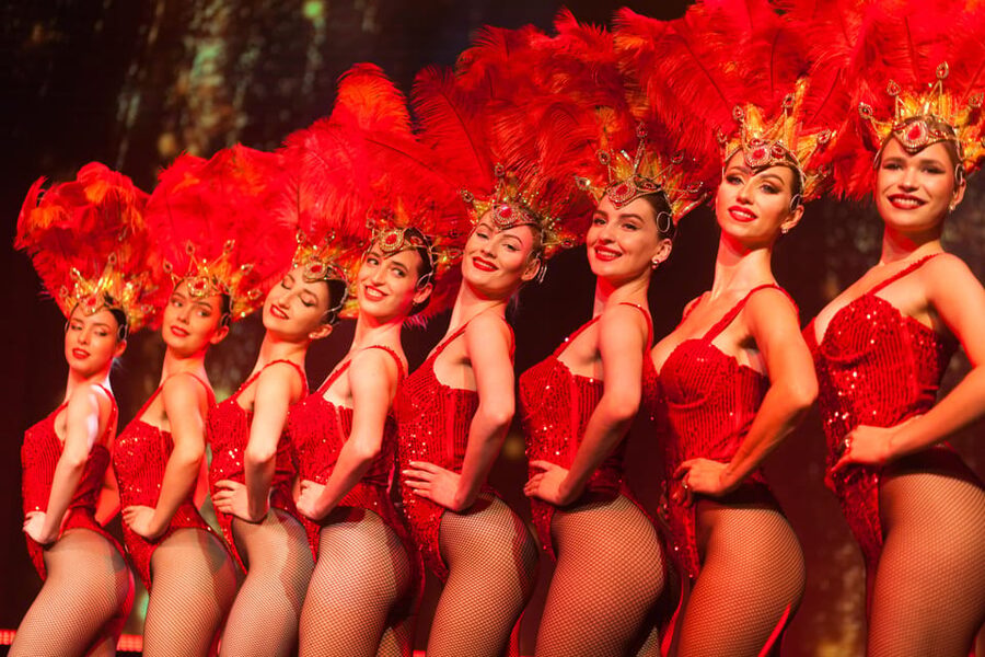 Warsaw: Dinner Show at Sabat Theatre - The revue: music, movement, and visual spectacle