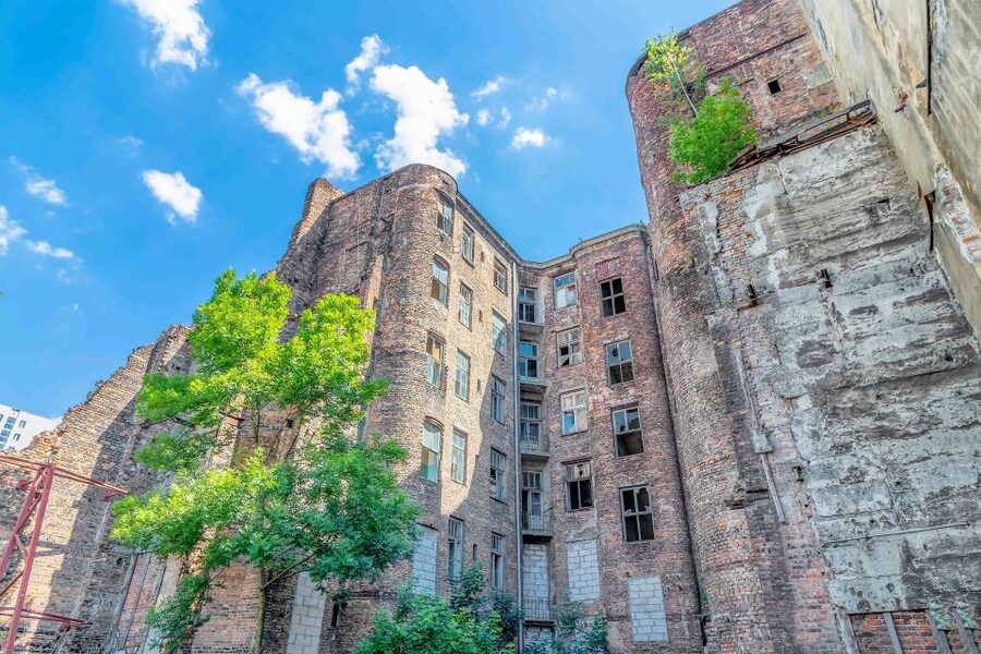 Warsaw: Ghetto, Jewish Cemetery & POLIN Museum Private Tour - Reading the boundary of the ghetto