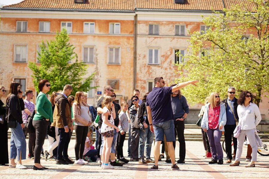 Warsaw: Highlights Guided Retro Bus Tour - Finishing with the Palace of Culture and Wedel chocolate