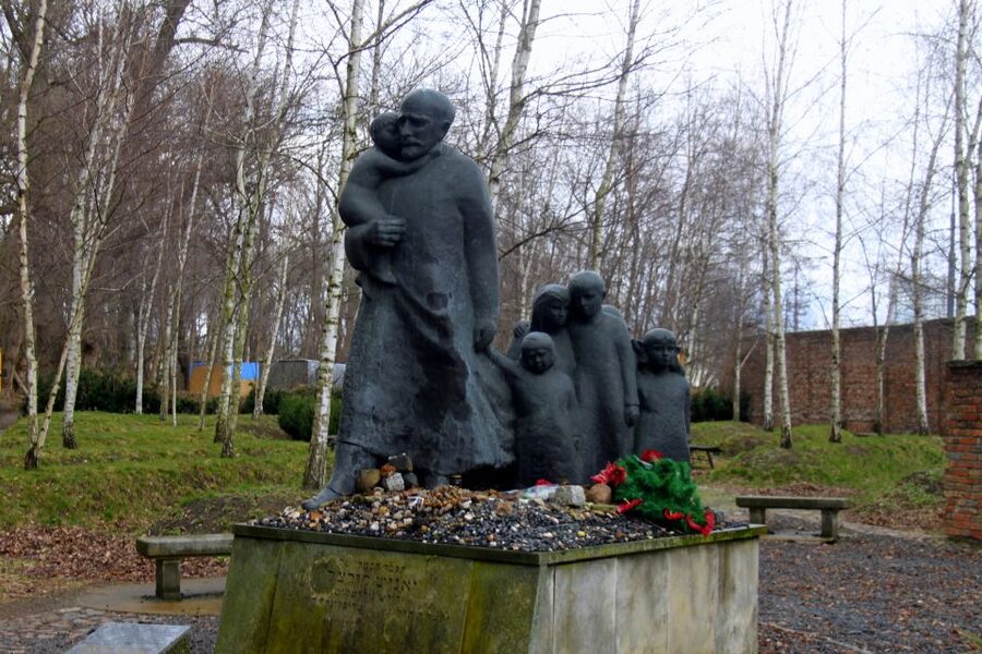 Warsaw Jewish Heritage Private Tour in Retro Fiat - The Ghetto Heroes Monument and POLIN Museum
