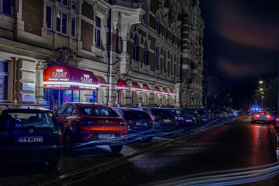 Warsaw: Live Show at Sabat Theatre - Table seating changes the theater experience