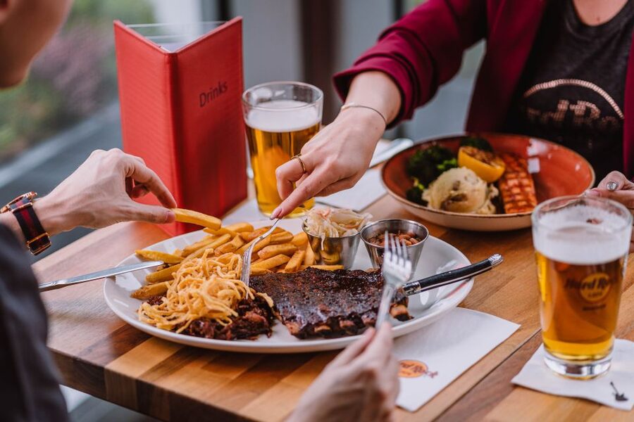 Warsaw: Lunch or dinner at Hard Rock Cafe with Skip-the-Line - Dessert and drinks keep the package simple