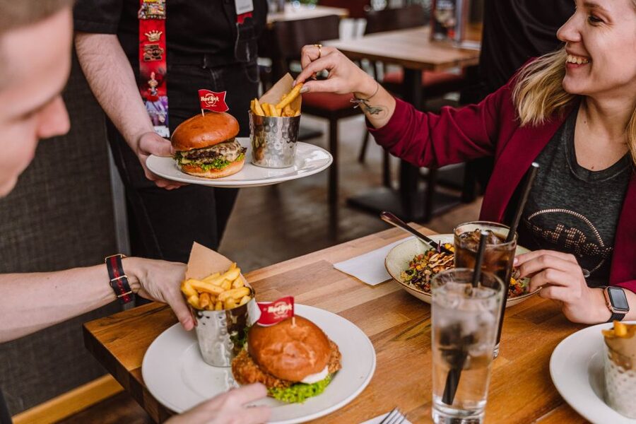 Warsaw: Lunch or dinner at Hard Rock Cafe with Skip-the-Line - How the timing works at the table