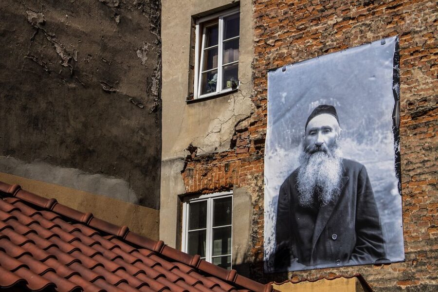 Warsaw: Majdanek Concentration Camp & Lublin Guided Day Tour - The three-hour road from Warsaw