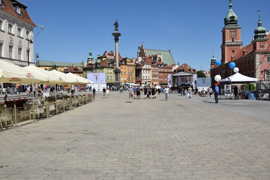 Warsaw: Old Town Guided Walking Tour - Small details: narrow façades and old churches