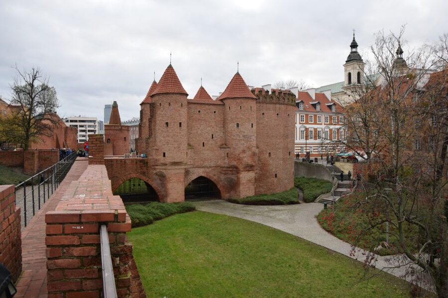 Warsaw: Old Town Guided Walking Tour - Royal Castle and gardens: Poland’s royal chapter