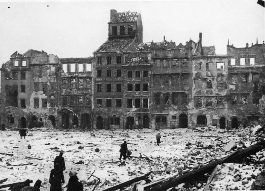 Warsaw: Old Town Highlights Private Walking Tour - Passing through the Barbican into Starówka