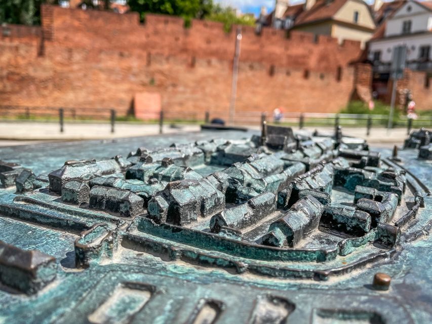 Warsaw: Old Town Highlights Walking Tour in English - The Old Town walls and the rebuilt Royal Castle