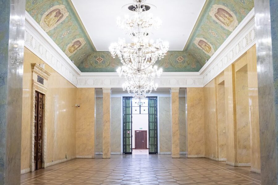 Warsaw: Palace of Culture and Science Tour with Terrace - Stories that make a controversial building easier to understand