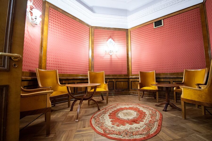 Warsaw: Palace of Culture and Science Tour with Terrace - Finding the meeting point inside the Palace