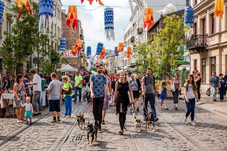 Warsaw: Praga District Tour with Vodka Museum and Tasting - Key points at a glance