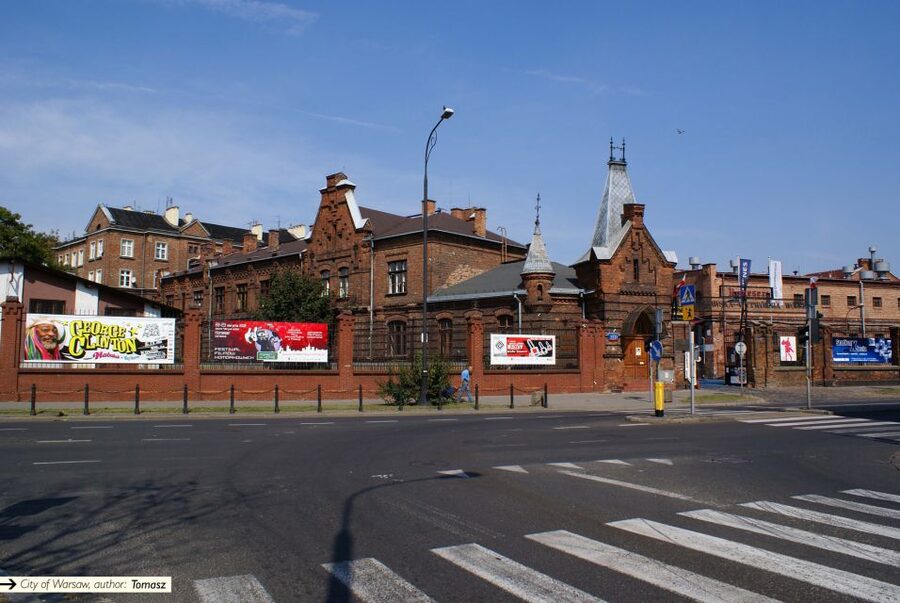 Warsaw: Praga District Tour with Vodka Museum and Tasting - Why Praga feels different from central Warsaw