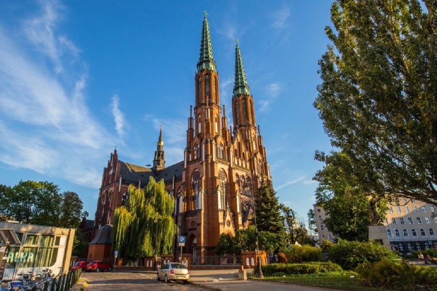 Warsaw: Praga District Tour with Vodka Museum and Tasting - Courtyards, shrines, and Ząbkowska Street