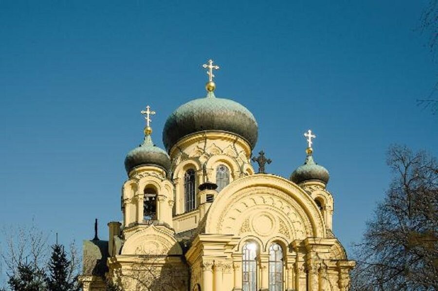 Warsaw: Praga District Tour with Vodka Museum and Tasting - Bazaar Różyckiego and the taste of old Praga