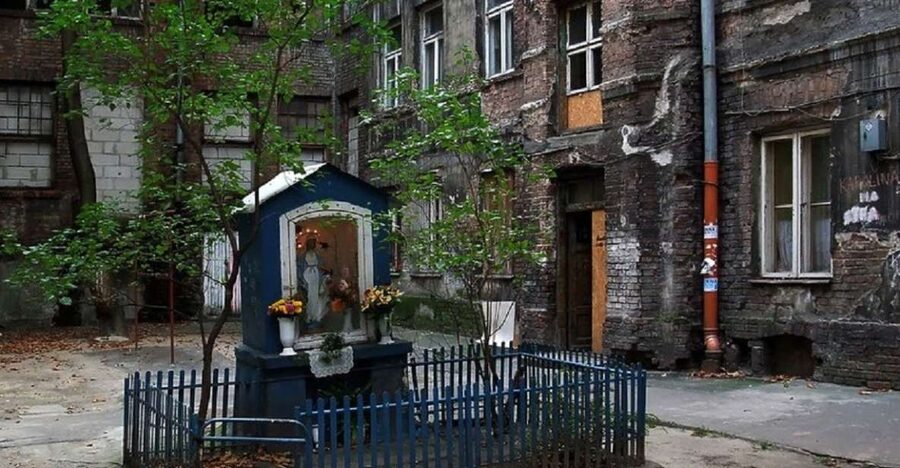 Warsaw: Praga District Tour with Vodka Museum and Tasting - Inside the Polish Vodka Museum at Koneser