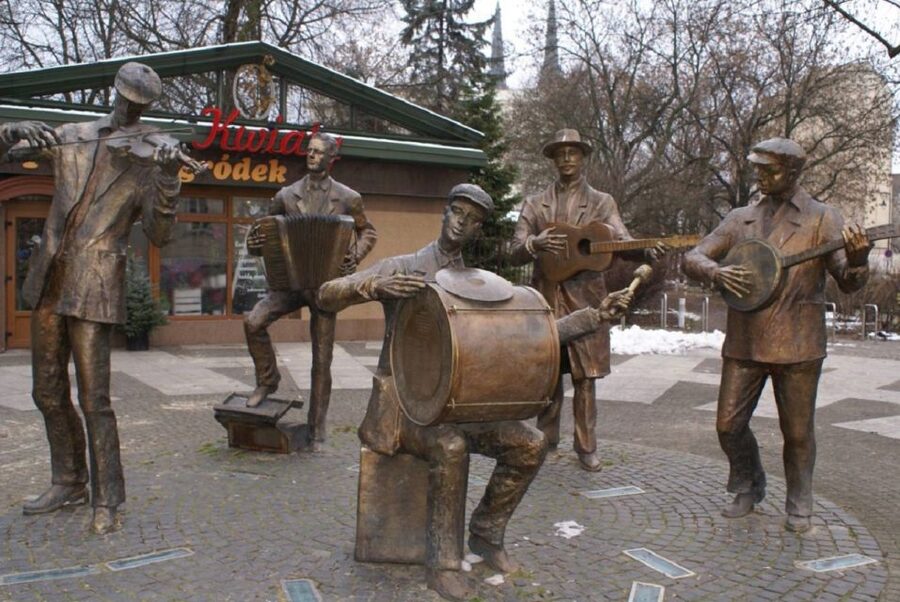 Warsaw: Praga District Tour with Vodka Museum and Tasting - What the private format is worth at $81