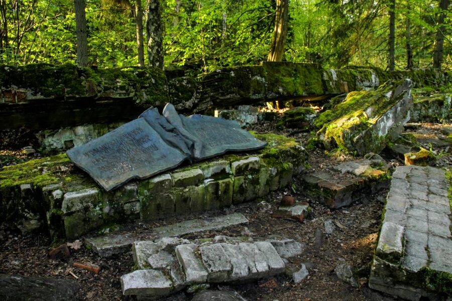 Warsaw: Private Full-Day Wolf's Lair Tour - Seeing the site beyond Hitler