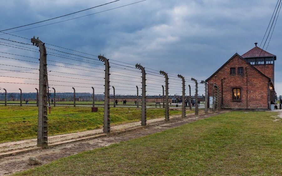 Warsaw to Auschwitz and Krakow Old Town Full-Day Trip by Car - Adding Krakow for a 15-hour day