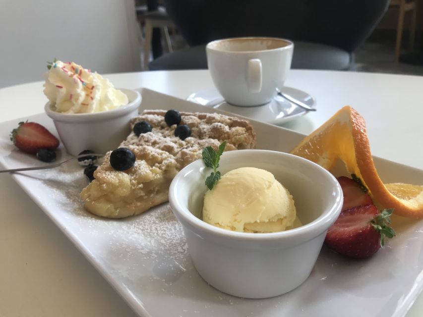 Warsaw: Traditional Food Tour with Old Town Sightseeing - Coffee and two desserts at a Polish patisserie